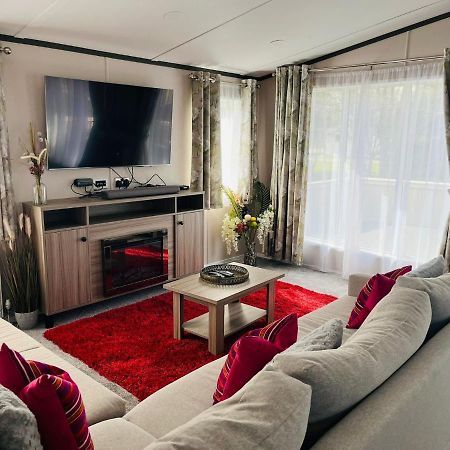 Happy Days Lodge With Hot Tub York Exteriör bild