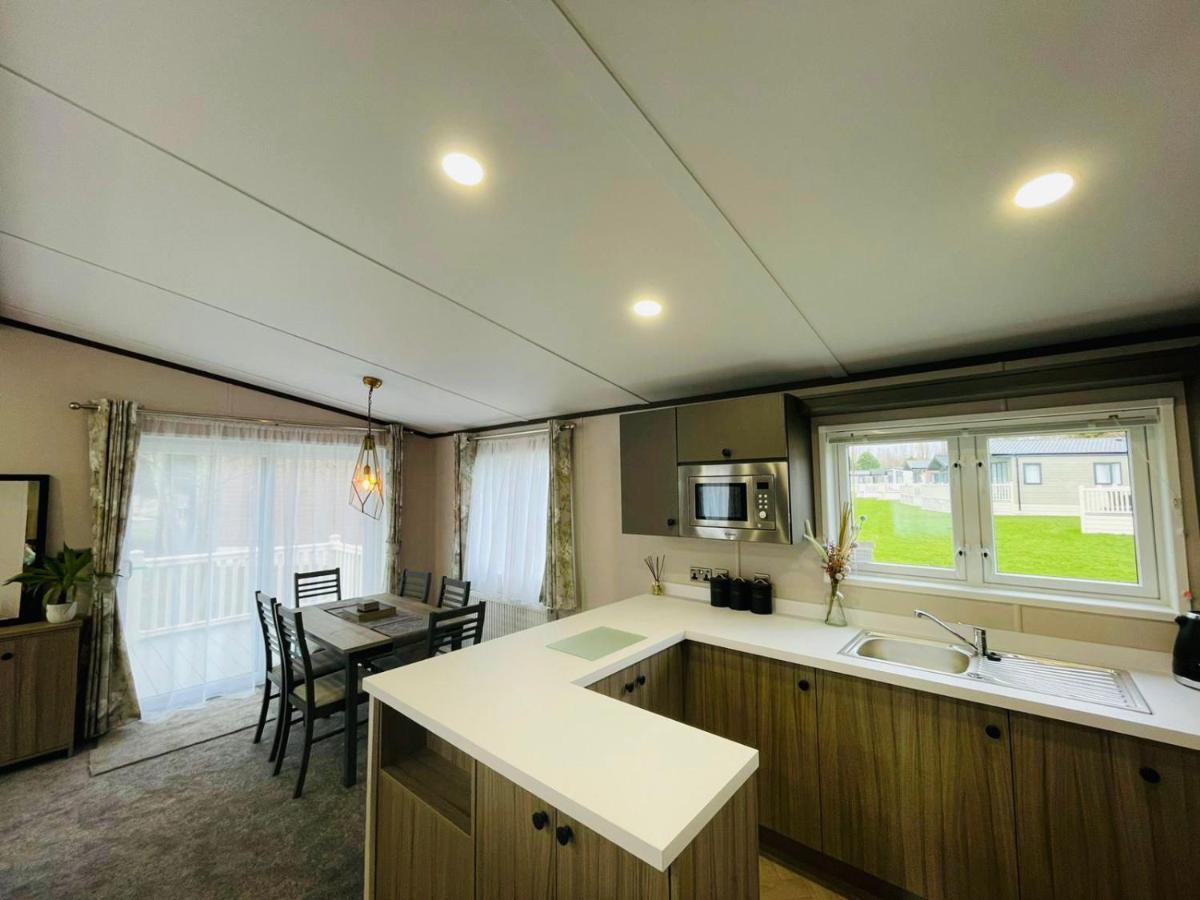 Happy Days Lodge With Hot Tub York Exteriör bild