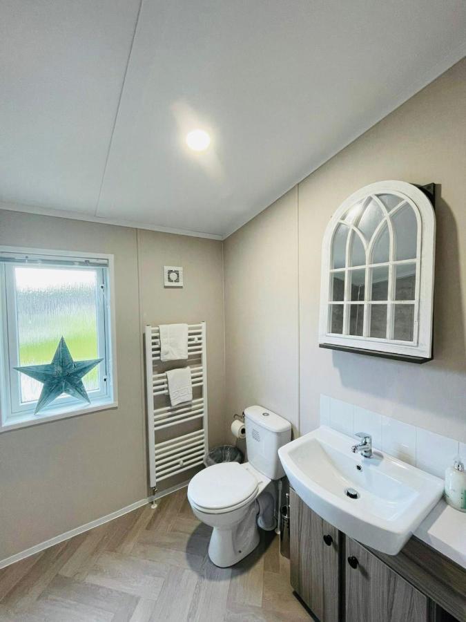 Happy Days Lodge With Hot Tub York Exteriör bild