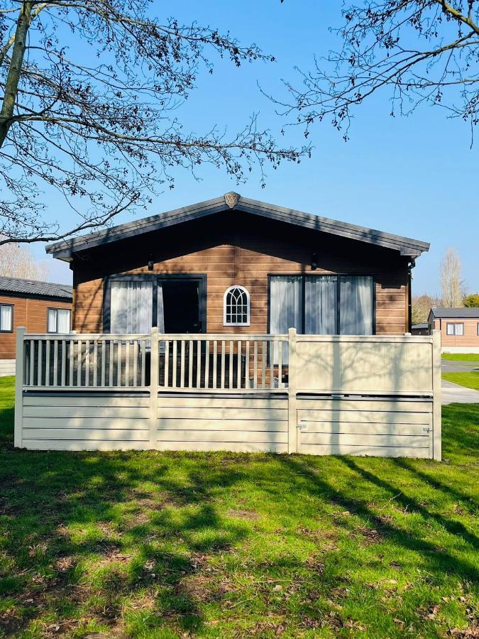 Happy Days Lodge With Hot Tub York Exteriör bild